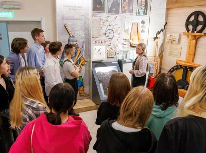 СинТЗ организовал экскурсию в краеведческий музей им. Стяжкина для каменских школьников