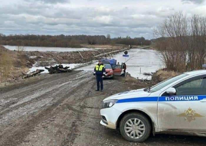 Трассу в районе реки Тура в Свердловской области перекрыли из-за паводка