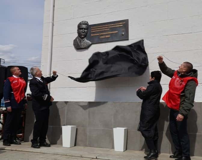 В память о подвиге: в Каменске-Уральском открыли мемориальную доску Григорию Кунавину