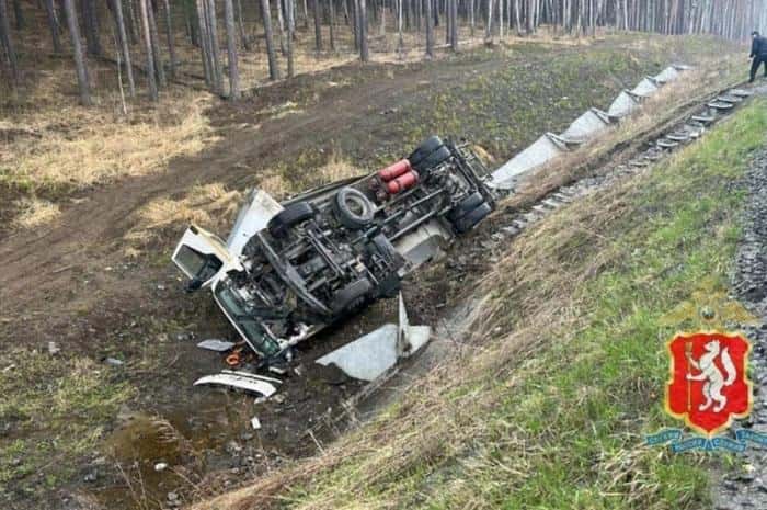 На ЕКАД грузовик вылетел в кювет: подробности ДТП