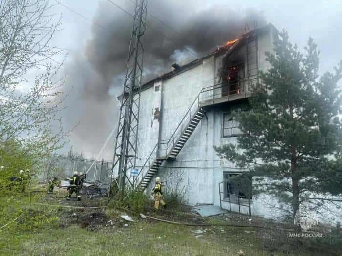 Крупный пожар потушили на заводе КУЗОЦМ в Каменске-Уральском