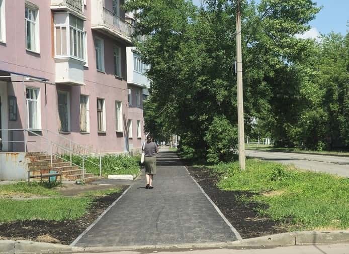Где жители протоптали — там и построили: тротуар «по просьбе народа» появился в Каменске-Уральском
