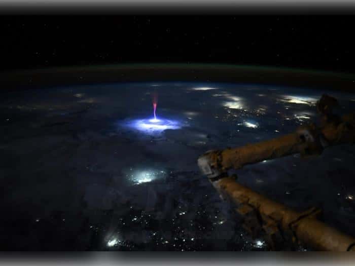 Вторжение началось: астронавт на МКС снял с орбиты один из самых редких и красивых видов огромной молнии