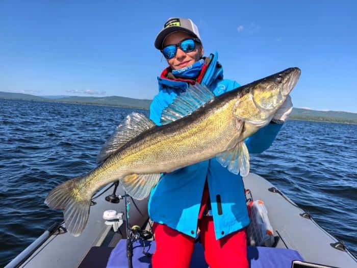 «Упала, но спиннинг не отпустила!»: екатеринбурженка поймала крупного судака на Аргазинском водохранилище