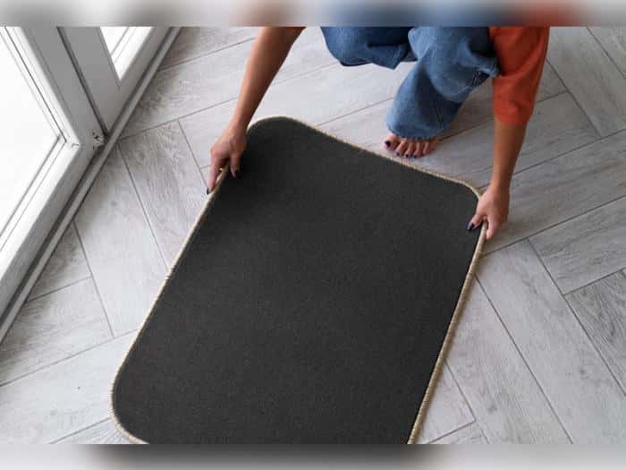 Резиновый коврик у двери может испортить здоровье: эксперты рассказали, чем он опасен