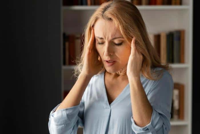 Болит голова летом? Врач рассказала, когда это опасно и как облегчить состояние
