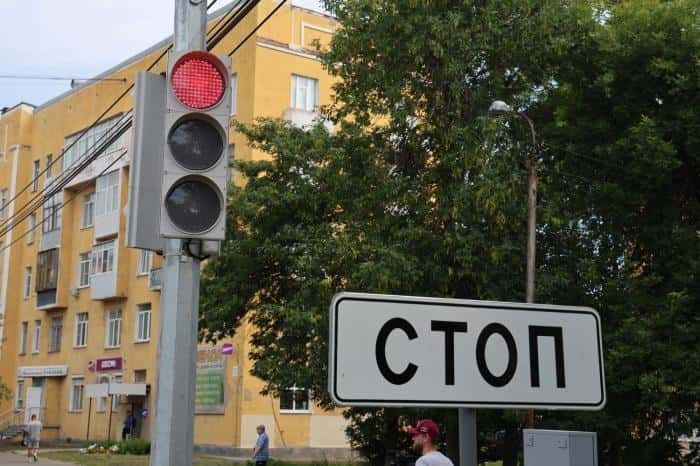 «Для безопасности пешеходов и удобства водителей»: в Каменске-Уральском заработали два новых светофора