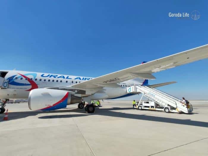 Борт «Уральских авиалиний» подал сигнал бедствия, поезда застряли: тревожное утро для туристов