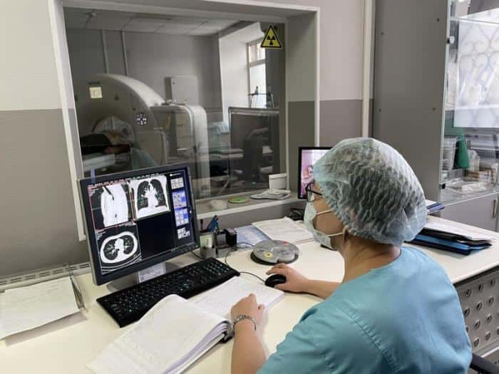 Спасли от паралича: свердловские врачи вернули к движению молодого строителя после падения груза