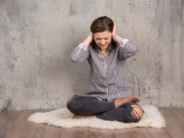 «Слышим каждый шаг!» — как жители многоквартирного дома могут наказать соседей за топот и шум по закону