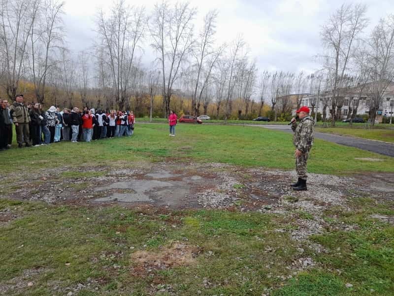 Студенты, волонтёры и депутаты вышли на субботник и очистили железнодорожные пути в Каменске-Уральском