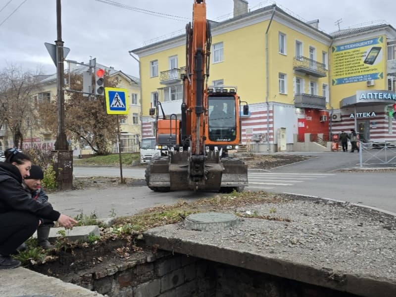 В Каменске-Уральском меняют трубы под дорогой — всё из-за соли с зимних трасс