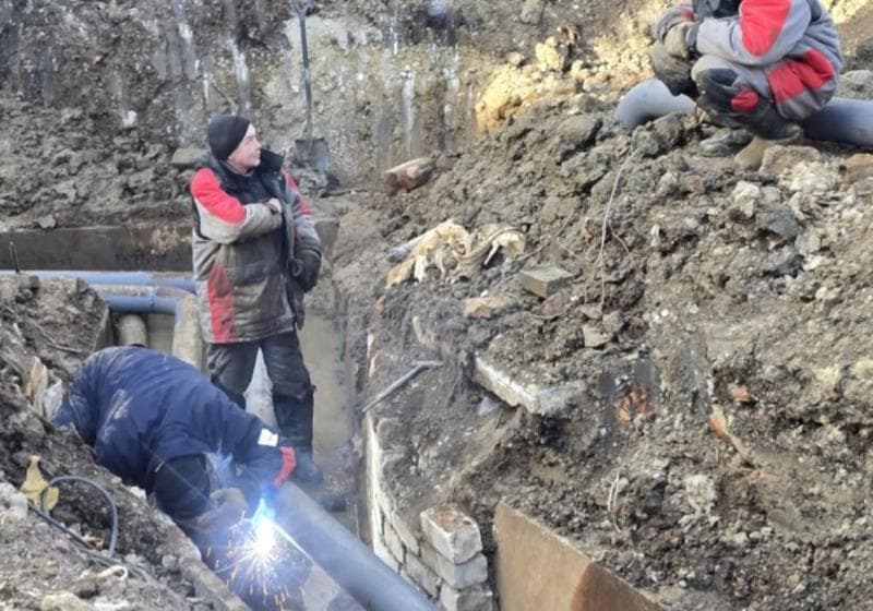 В Каменске-Уральском возле СКЦ демонтируют старые теплотрассы