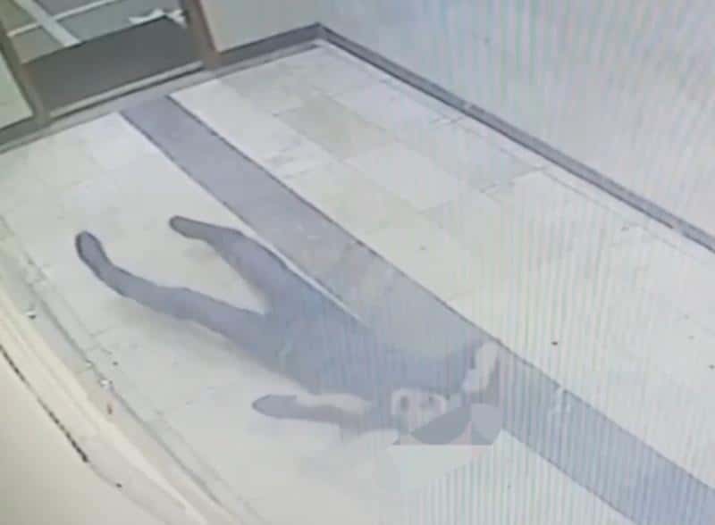 «Упал и бился в судорогах»: в екатеринбургском суде стало плохо мужчине — ему помогли приставы