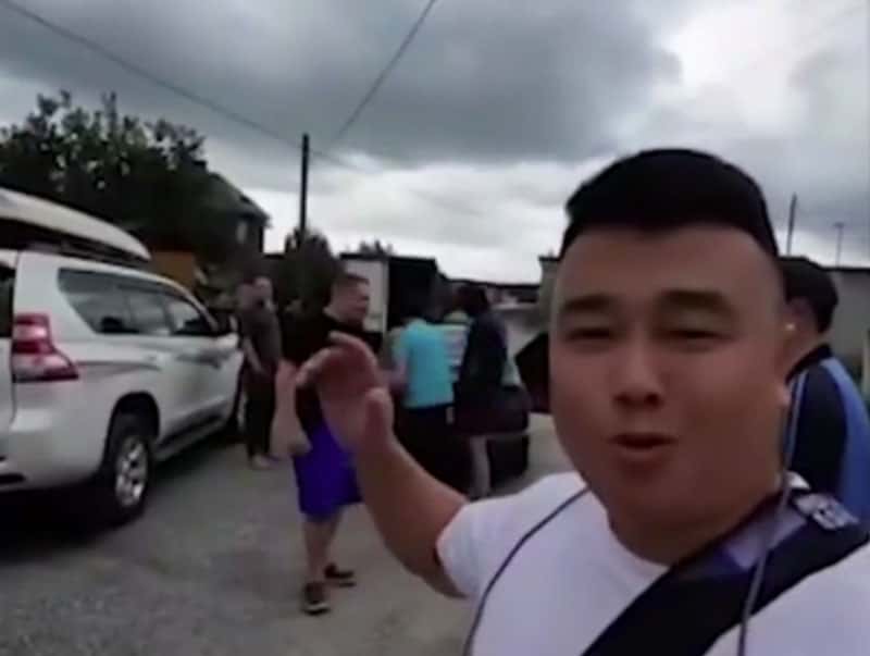 Китайский блогер с автодомом "развел" уральскую деревню на попойки: местные выгнали его за треш