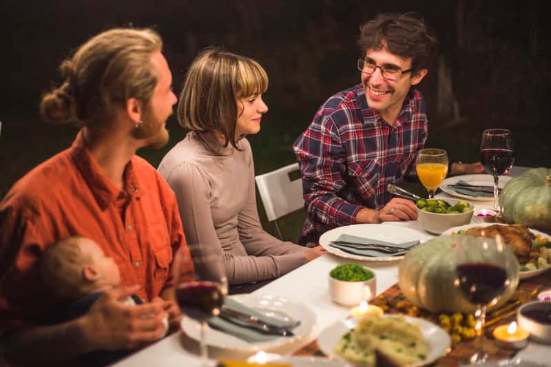 Почему праздничное застолье перегружает организм и как этого избежать