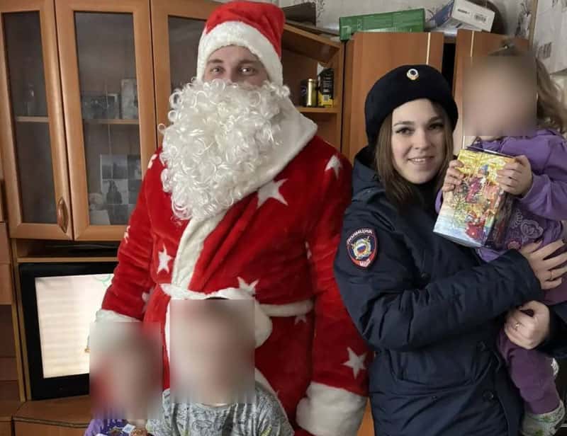 Полицейский Дед Мороз поздравил семьи Каменского района