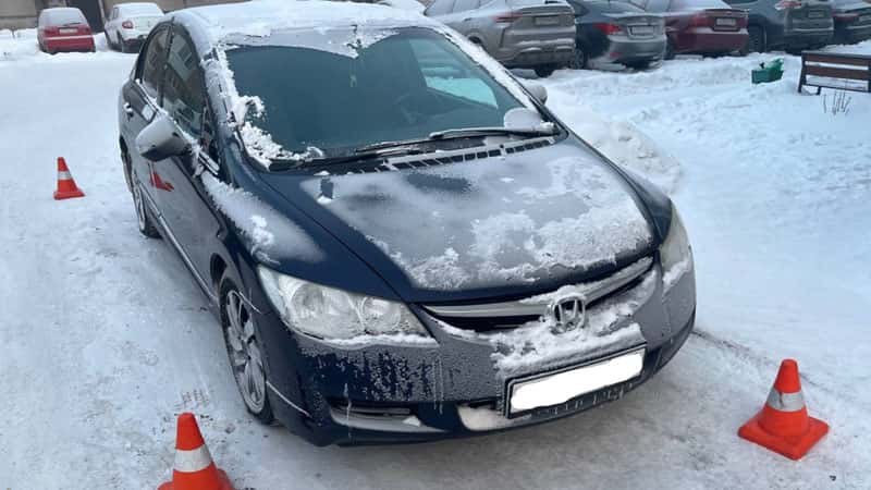 В Каменске-Уральском ищут очевидцев ДТП с наездом на припаркованный автомобиль