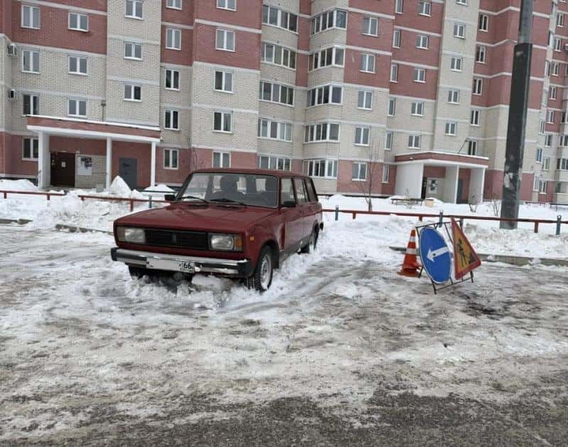 Дорожники Каменска-Уральского не могут полностью очистить дороги из-за мешающих автомобилей