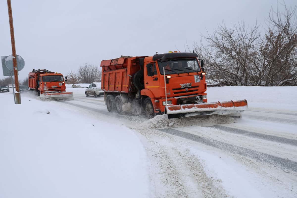 Очистка улиц от снега в Каменске-Уральском: работы на Каменской, Суворова и остановках — кто и как убирает