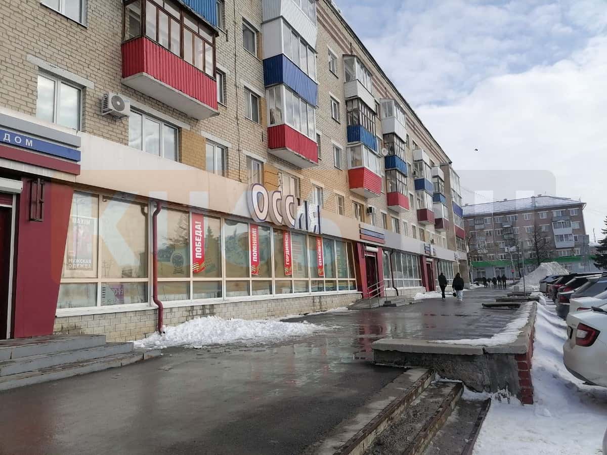 «Глыбы падают над головами людей»: в Каменске-Уральском снег разрушил вывеску магазина