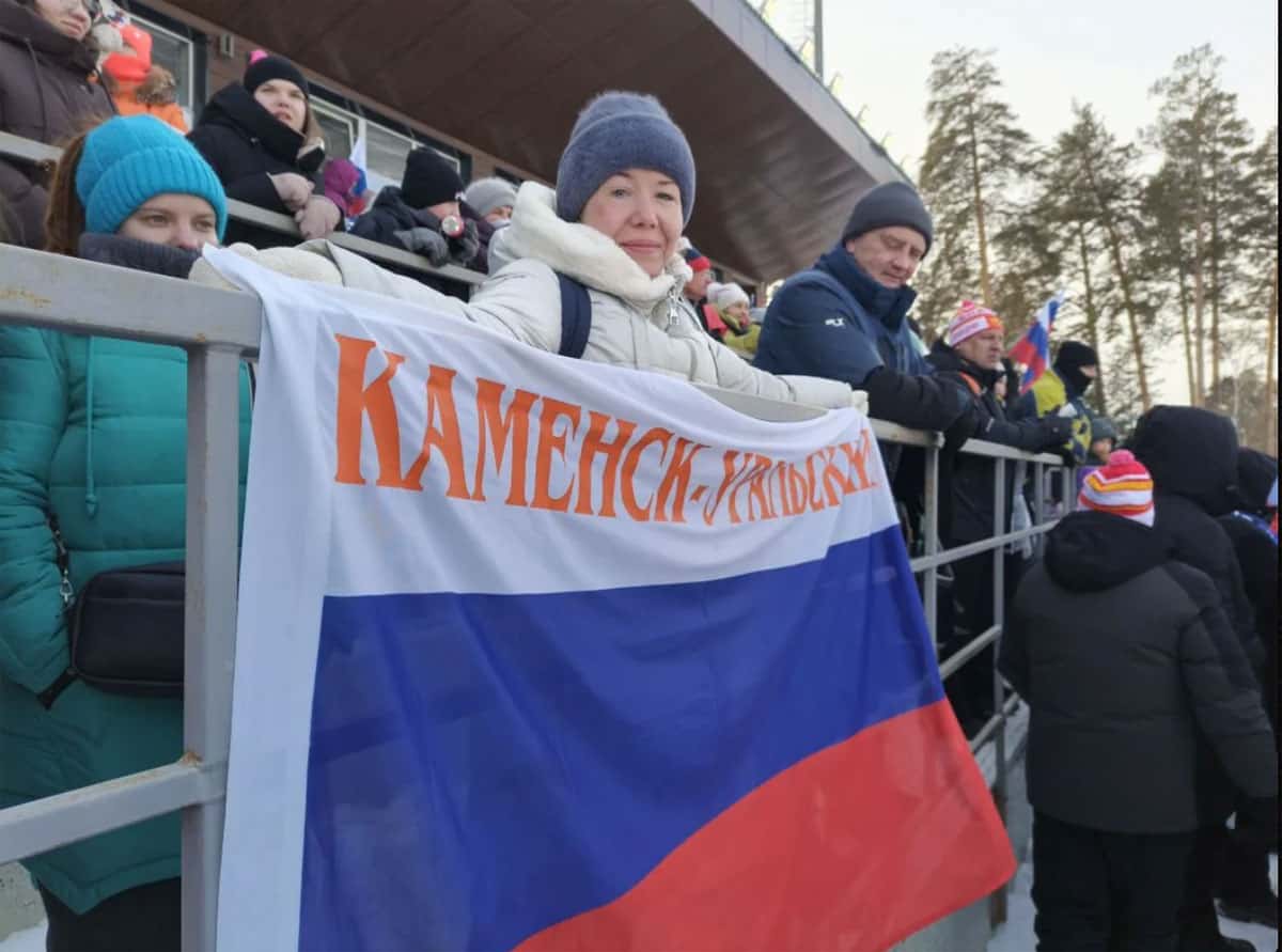 Болельщики из Каменска-Уральского поддержали биатлониста Савелия Коновалова