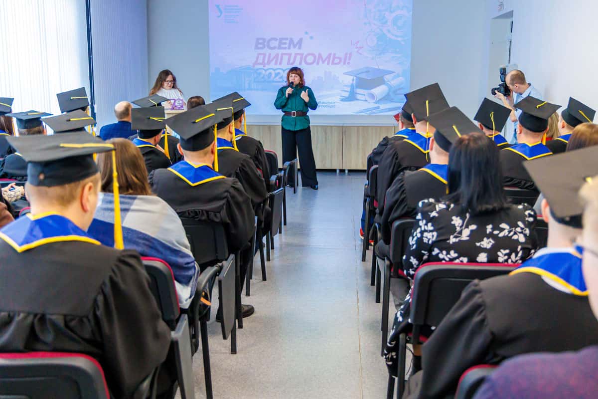 В Каменске-Уральском девять сотрудников СинТЗ получили дипломы УрФУ без отрыва от производства