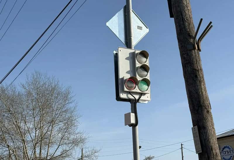 В Каменске-Уральском заменили светофор на перекрестке Ленина и Революционной