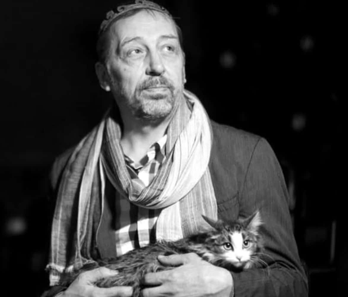 Актёры «Коляда-Театра» разобрали котов Коляды: где теперь живут питомцы режиссёра