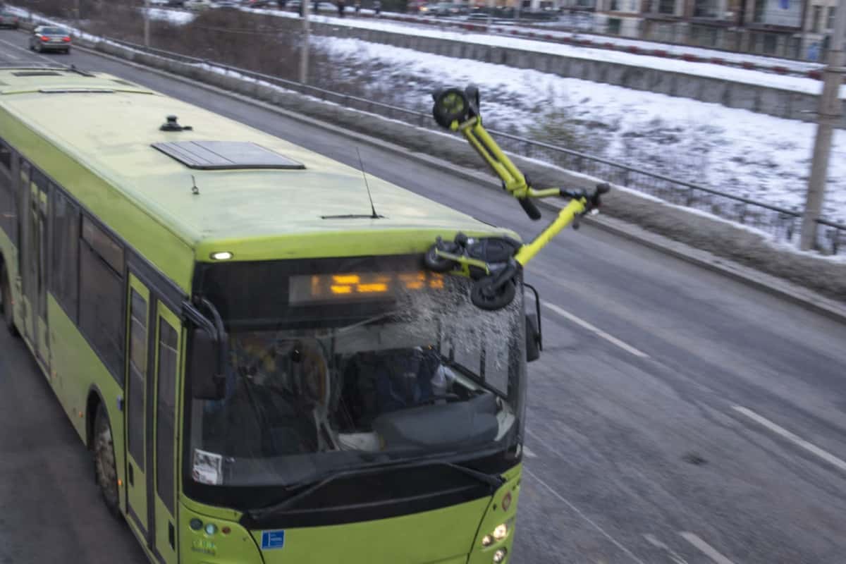 В Екатеринбурге самокат сбросили с моста на автобус