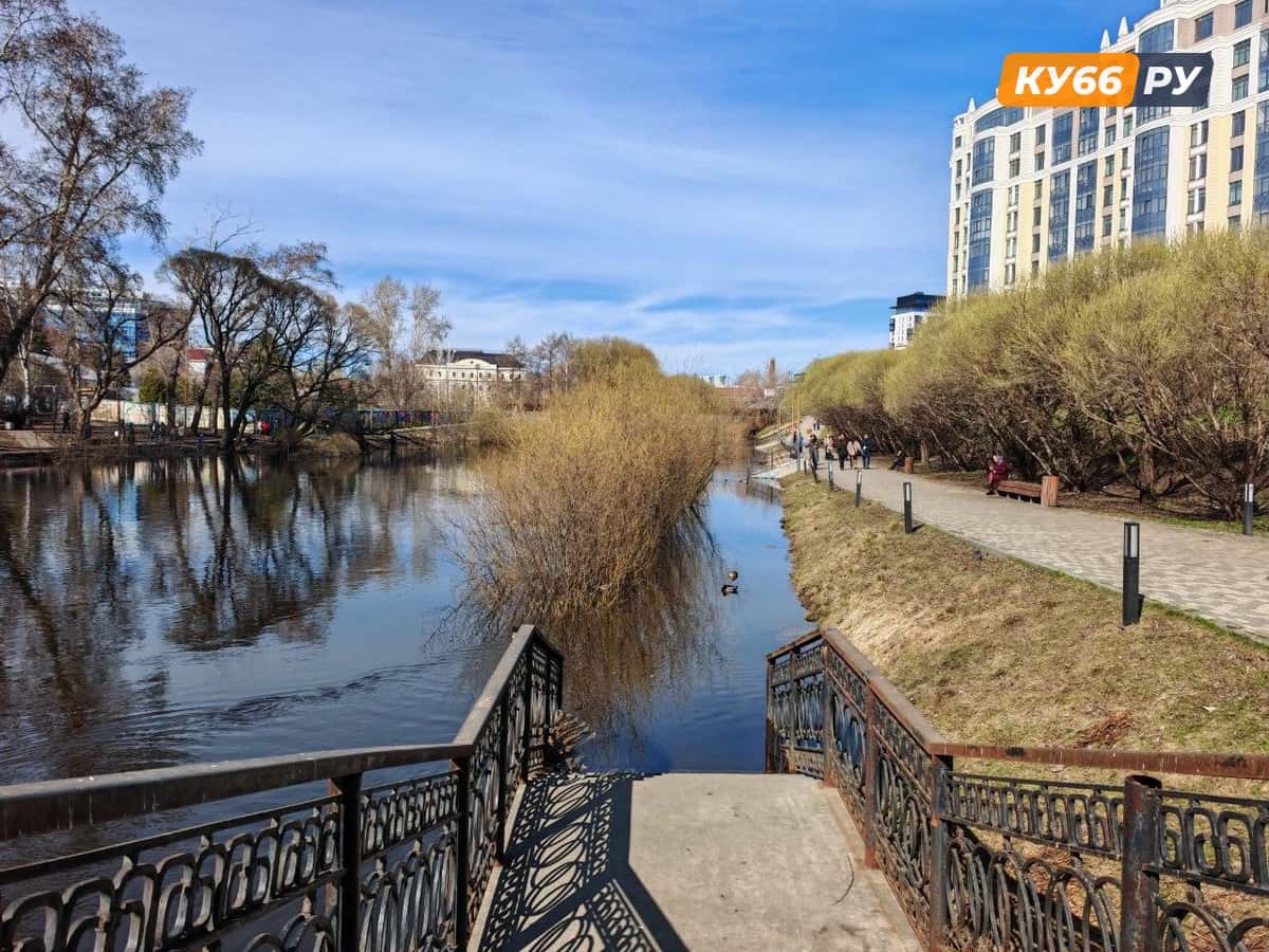 В Екатеринбурге из-за сброса воды подтопило набережную Исети