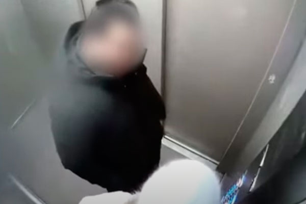 Камера сняла, как педофил пытался целовать в губы и хватал девочку в лифте в Сургуте