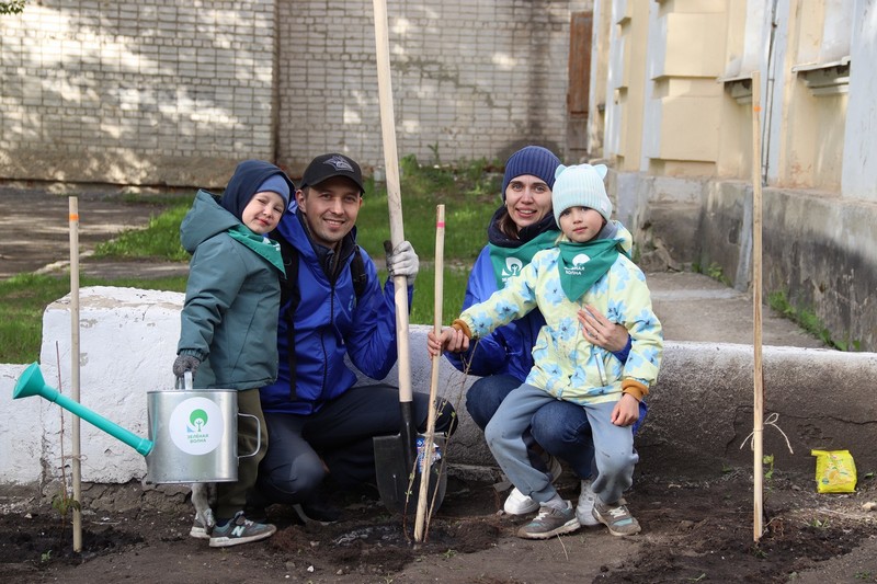 Обновляя лёгкие города с РУСАЛом | "Зеленая волна": РУСАЛ вместе с волонтерами озеленяют Каменск-Уральский и другие города России