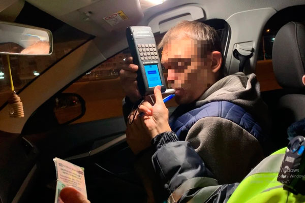 В Каменске-Уральском за три дня инспекторы ГИБДД задержали 8 пьяных водителей и 8 без прав