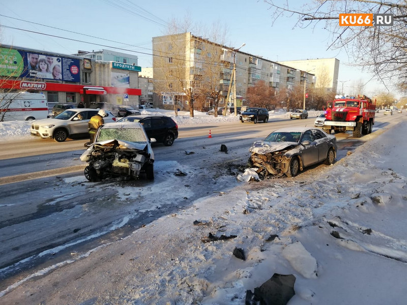 В массовом утреннем ДТП в Каменске-Уральском виновата женщина за рулем Skoda, движение по двум полосам на ул. Лермонтова еще не открыли