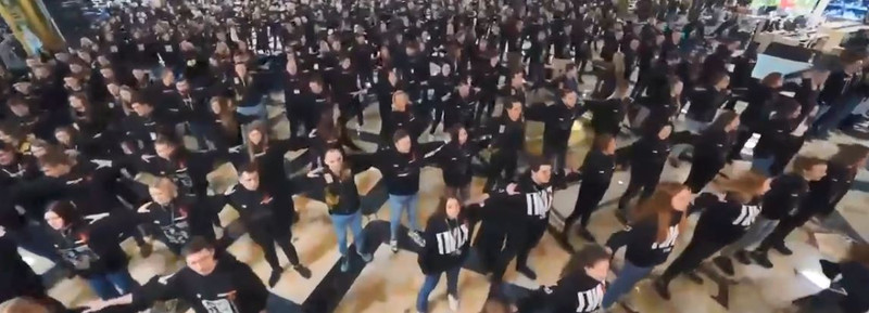 Тысячи сотрудников «Сима-Ленда» устроили флешмоб против фашистов. Видео