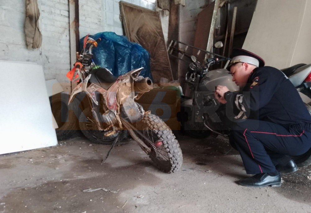 В Каменске-Уральском в ДТП пострадал 29-летний водитель питбайка. Видео | На Урале в ДТП пострадал водитель питбайка