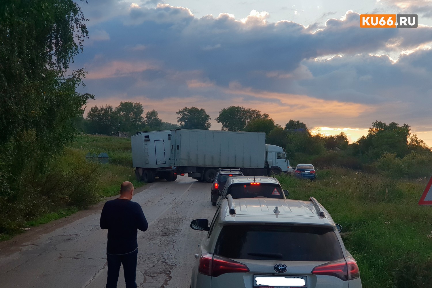 Как длинномер в Каменске-Уральском блокировал проезд по Волковской плотине: хотел все сделать по правилам, но в итоге создал затор…