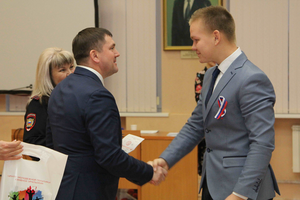 «Я, как мама, горжусь сыном, а наша бабушка расплакалась». В День Конституции подросткам в Каменске-Уральском вручили их первые паспорта