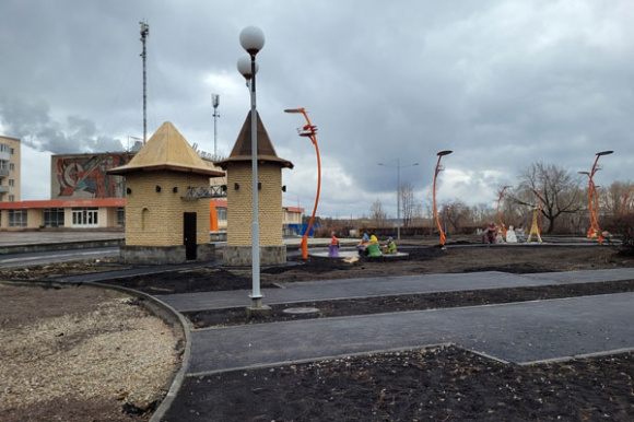В Каменске-Уральском продолжается благоустройство территории у ДК "Металлург"