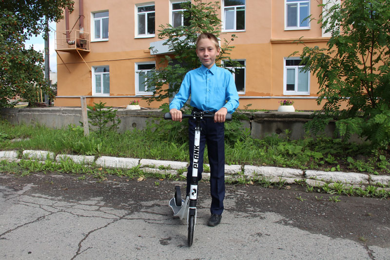 Мальчишка из Каменска-Уральского, который обошел в оригинальном конкурсе сверстников из Армении, США, Сингапура, Гвинеи, получил самокат