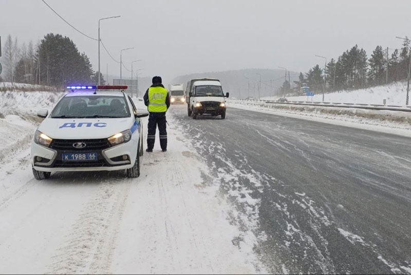 Снегопад и метель в Свердловской области: ГИБДД предупреждает о заносах и опасности на трассах | ГИБДД усилила патрулирование из-за сильного снегопада — советы водителям и пешеходам