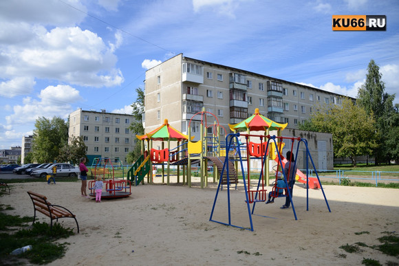 Детские площадки появились, наконец, во дворах нескольких домов в Каменске-Уральском – настояли жители, а УК «ДЕЗ» все сделала, как просили