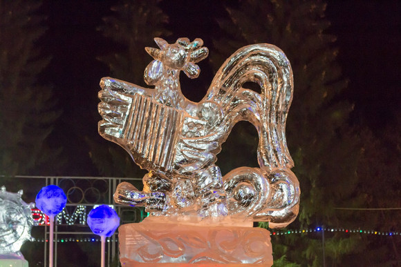 Ледовый городок СинТЗ поддерживали и ремонтировали во время новогодних каникул — кататься среди мультперсонажей комфортно и приятно!