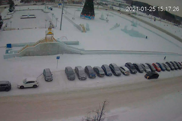 Новогоднее настроение сменяется повседневным: в конце недели коммунальщики начнут разбирать главный ледовый город Каменска-Уральского