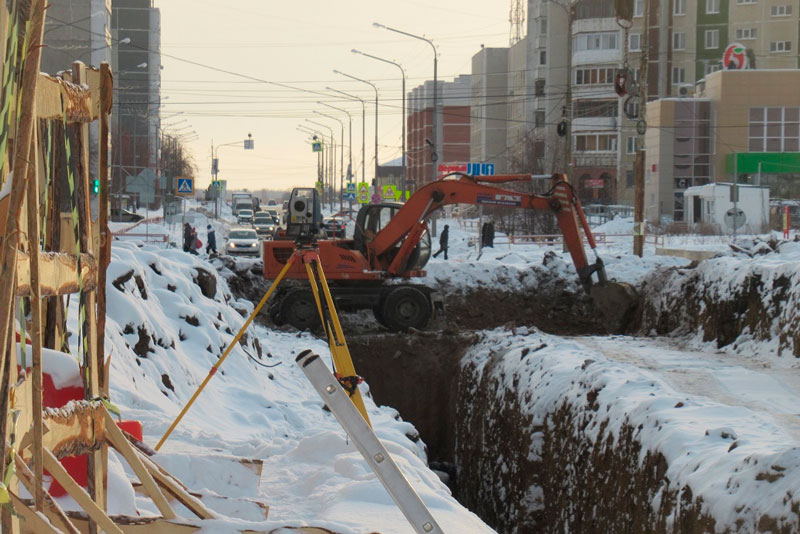 Прокладывают трубы на глубине шести метров: несмотря на холода, в Каменске-Уральском продолжается строительство дороги по ул. Кутузова