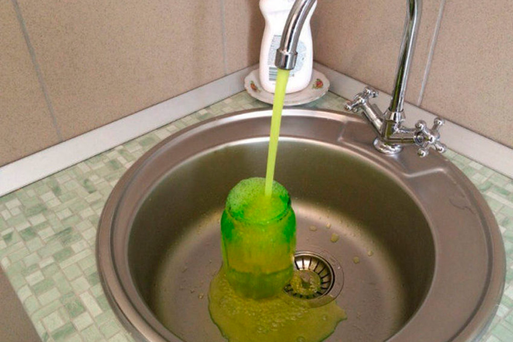 Коммунальщики в Каменске-Уральском «на живца» ловят тех, кто нелегально сливает воду из батарей, чтобы не платить за «горячую»