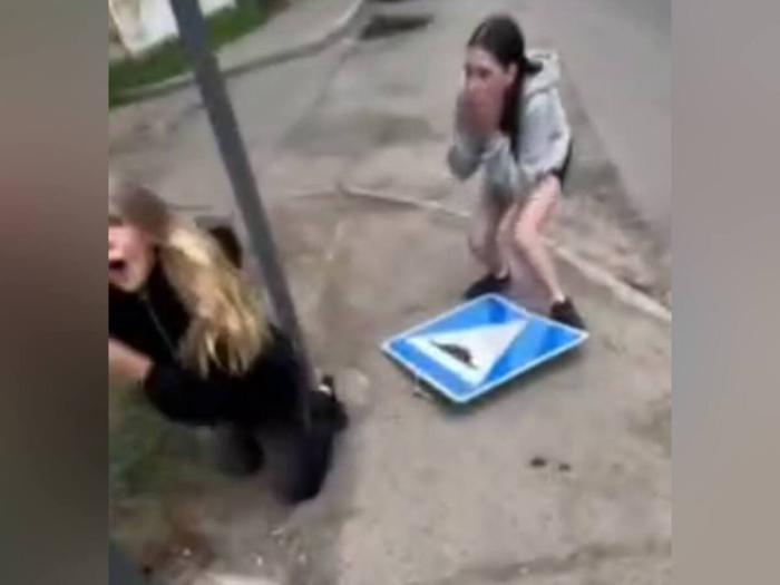 Интернет-тренд довел до больницы: уральская школьница сломала челюсть, копируя «распятие» Канье Уэста | Свердловская школьница сломала челюсть, повторяя опасный тренд из соцсетей