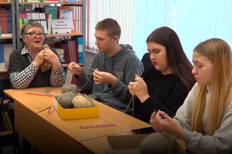Школьники из Каменска-Уральского учатся вязать носки и варежки для бойцов СВО