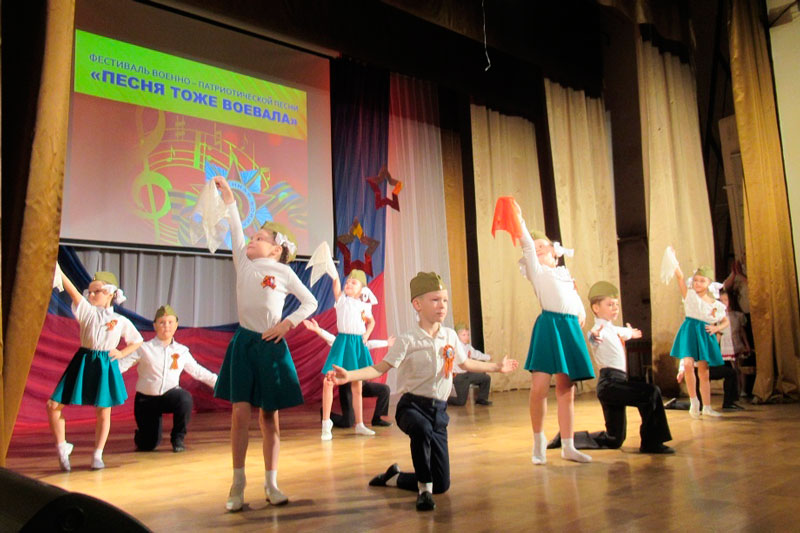 Девятого числа каждый месяц вплоть до мая: школьники и детсадовцы собрались в воскресенье на фестиваль к Дню Победы «Песня тоже воевала»